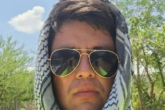 El creador de contenido fue atacado mientras se encontraba dentro de su establecimiento./ RS