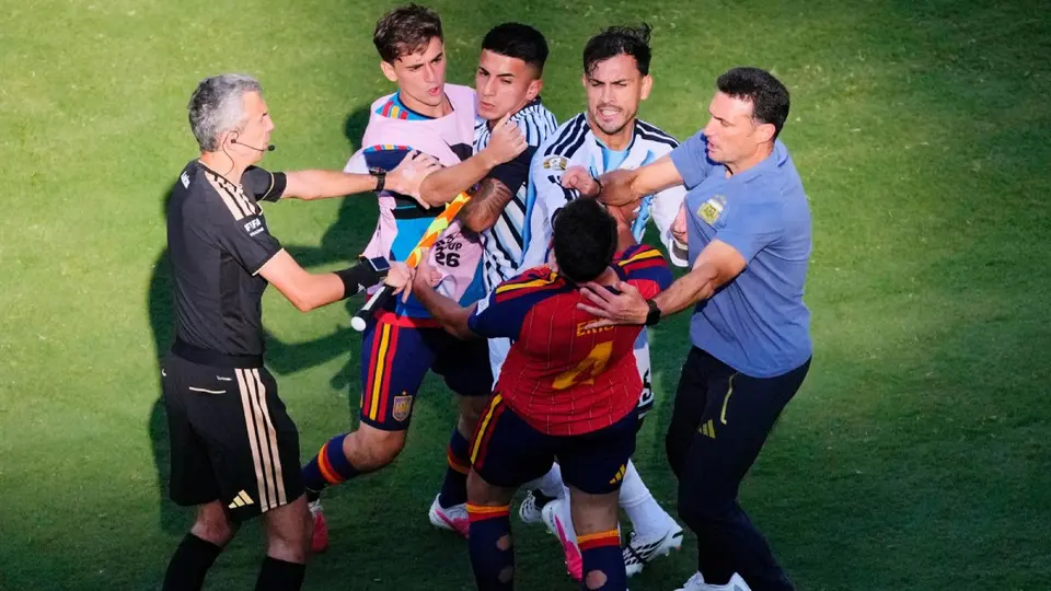 Jugadores de Argentina y España en la bronca en la Final del Mundial 2026 | MEXSPORT