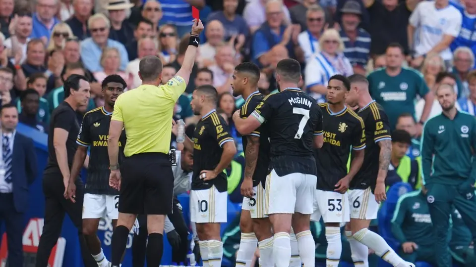 Jugadores de Aston Villa en reclamos al árbitro en el partido contra Brighton | AP