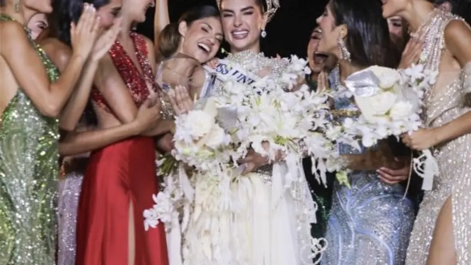 Fátima Bosch entregó la corona a María Vargas durante la gran final realizada en Los Cabos./@mariavargas_n