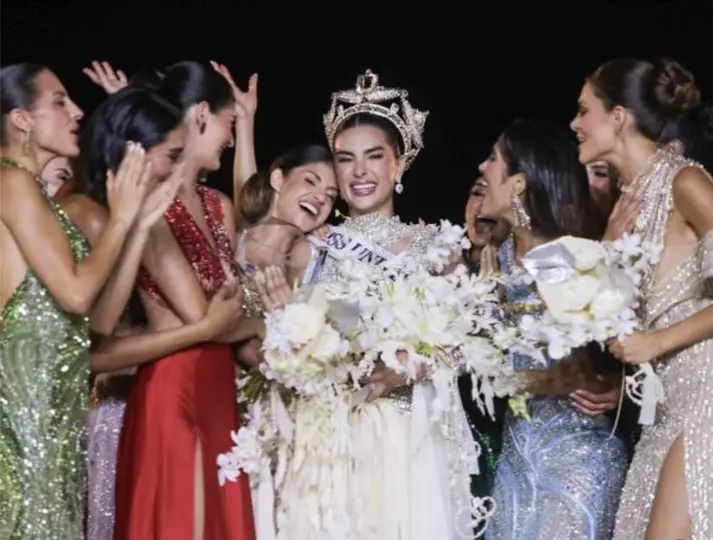 Fátima Bosch entregó la corona a María Vargas durante la gran final realizada en Los Cabos./@mariavargas_n