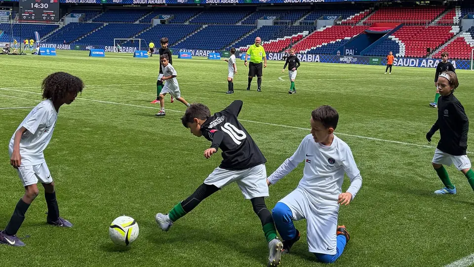 Niños de la PSG Academy México en su visita al Parque de los Príncipes | FB: psgacademiamx