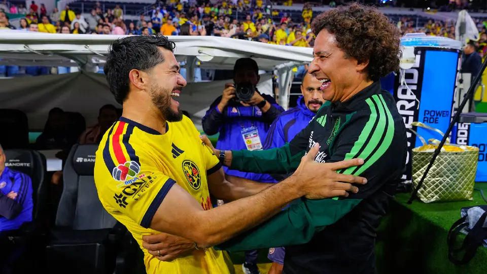 Guillermo Ochoa y Henry Martín, en el Estadio Azteca | IMAGO7