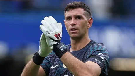 Dibu Martínez dedica emotivo mensaje a Leo Messi en la camiseta de Argentina