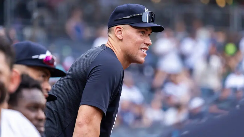 Aaron Judge de los Yankees mira un juego desde la banca | AP