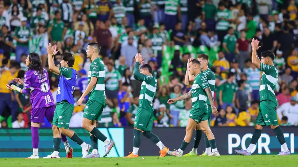Jugadores de Santos Laguna en lamento en el Apertura 2026 de la Liga MX | MEXSPORT