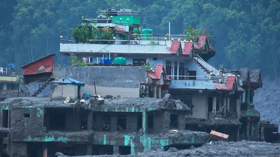 Equipos de emergencia retiraron piedras, madera y restos de construcciones para llegar hasta la menor atrapada tras la riada./ AP