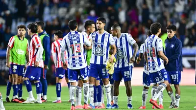 Jugadores de Pachuca se enganchan con aficionados de Chivas durante revisión del penal