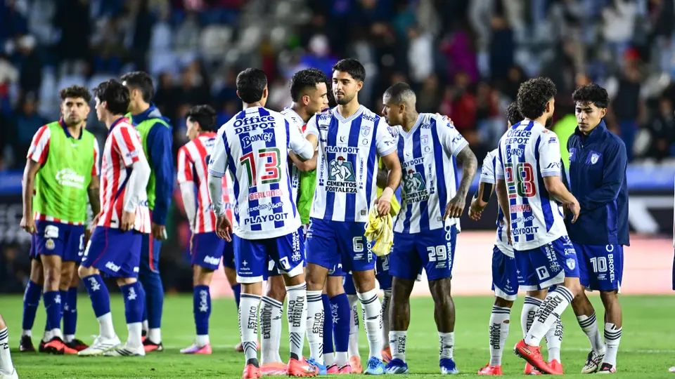 Jugadores de Pachuca se enganchan con aficionados de Chivas durante revisión del penal