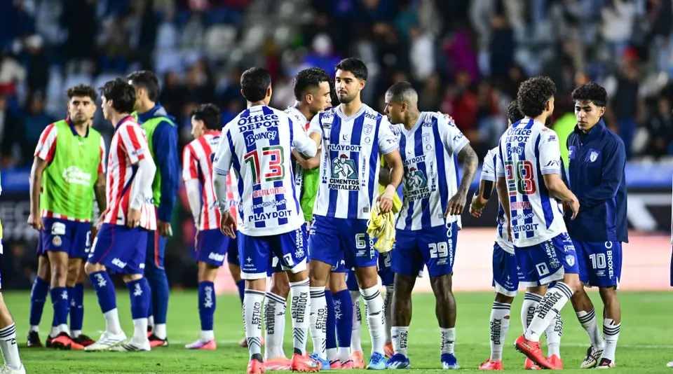 Jugadores de Pachuca se enganchan con aficionados de Chivas | MEXSPORT
