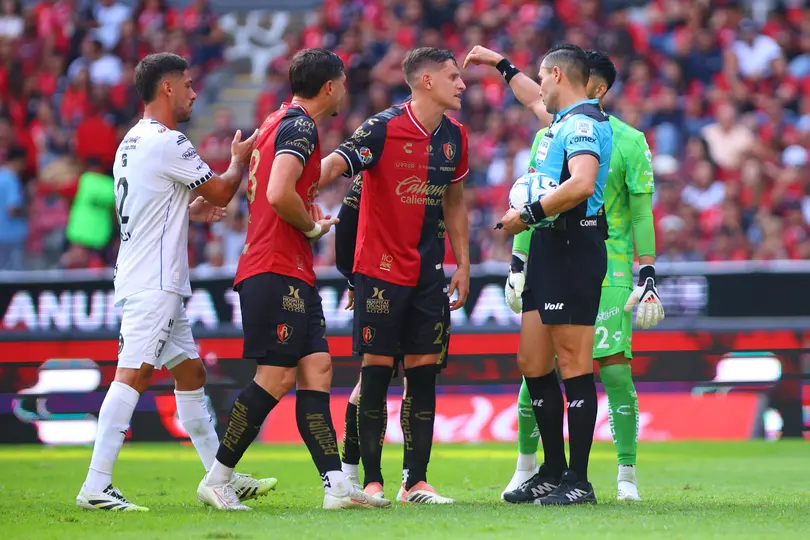 Marco Antonio 'Gato' Ortíz, silbante mexicano, en duelo entre Atlas y Querétaro | IMAGO7