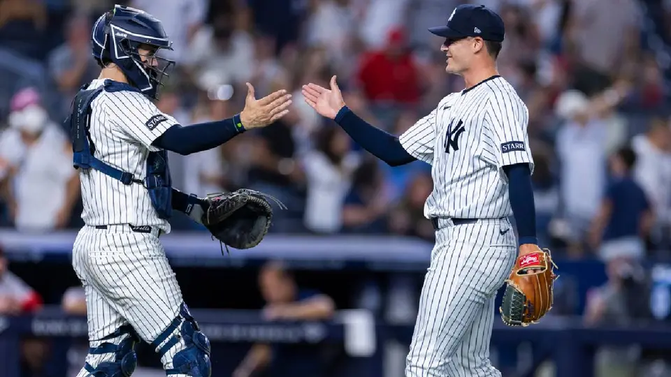 Austin Wells y el lanzador Brendan Beck de los Yankees | AP