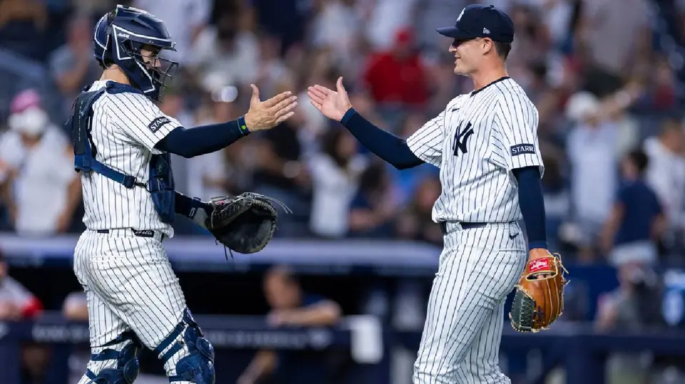 Austin Wells y el lanzador Brendan Beck de los Yankees | AP