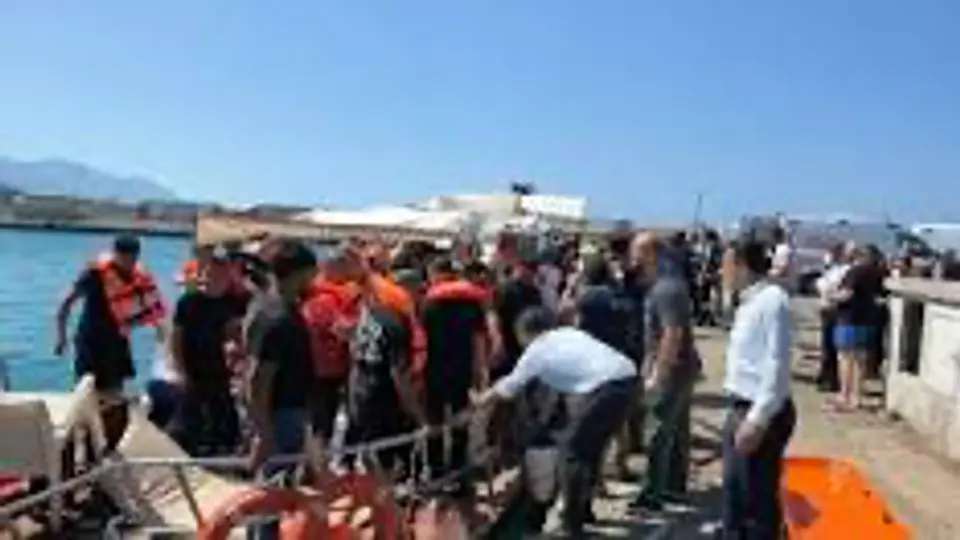 Sobrevivientes con chalecos salvavidas permanecieron sobre la embarcación volcada mientras esperaban ser rescatados./@Noticiasnx