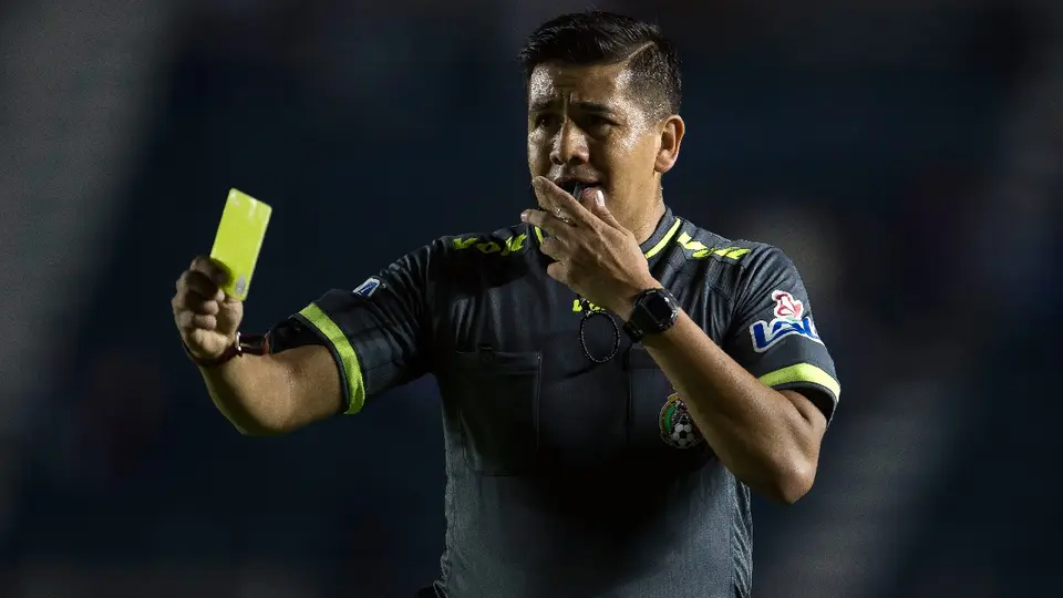 Miguel Ángel Chacón, árbitro mexicano, en un juego de Copa MX entre Cruz Azul y Venados | MEXSPORT