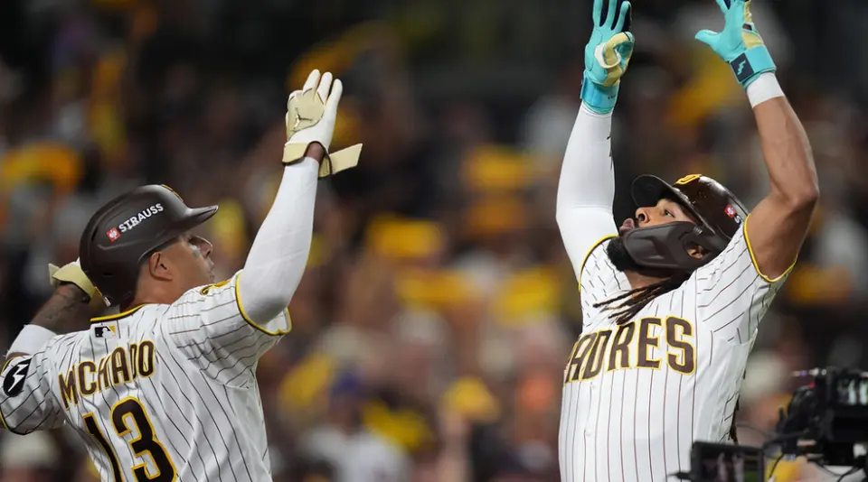 Fernando Tatis Jr. y Manny Machado celebran la victoria de los Padres ante los Cubs | AP