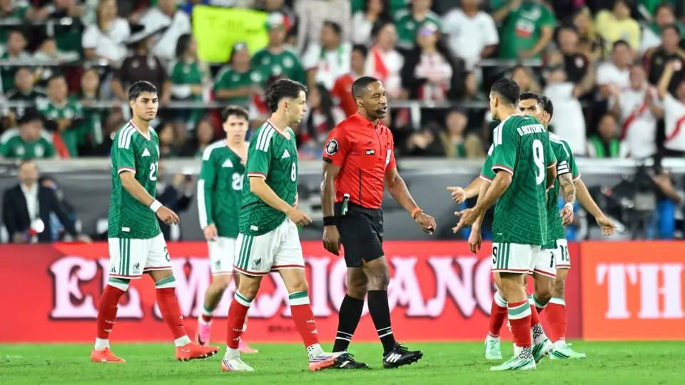 Jugadores de la Selección Mexicana en reclamos al árbitro | IMAGO 7