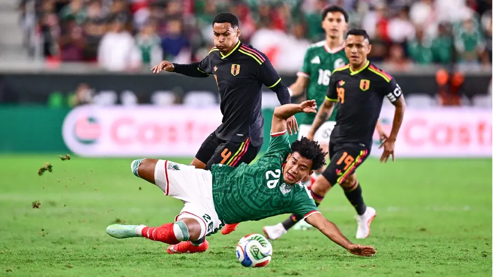 Isaías Violante siendo derribado por un jugador de Perú | MEXSPORT