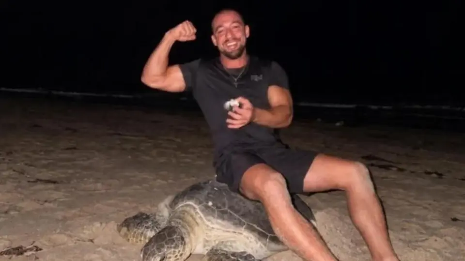 Vadym Oleynik fue captado sentado sobre una tortuga marina en una playa protegida de Omán. / RS