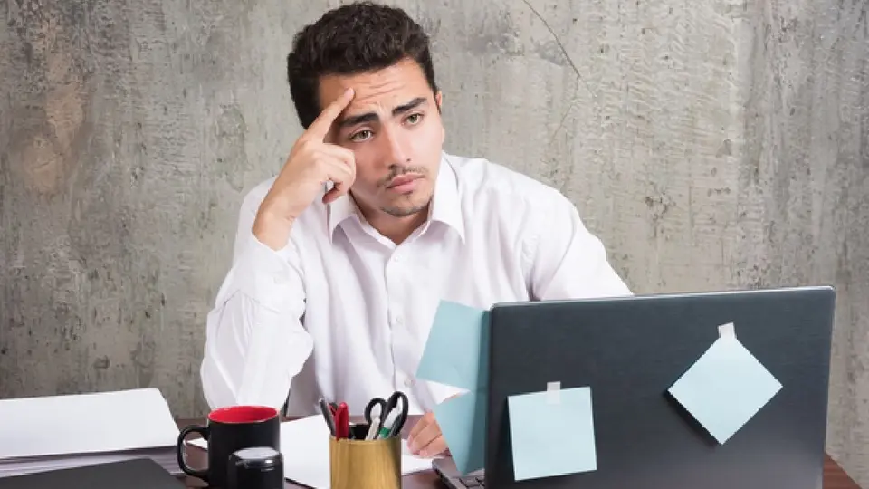 Agotamiento laboral no es igual a estar cansado: estas son las señales del burnout