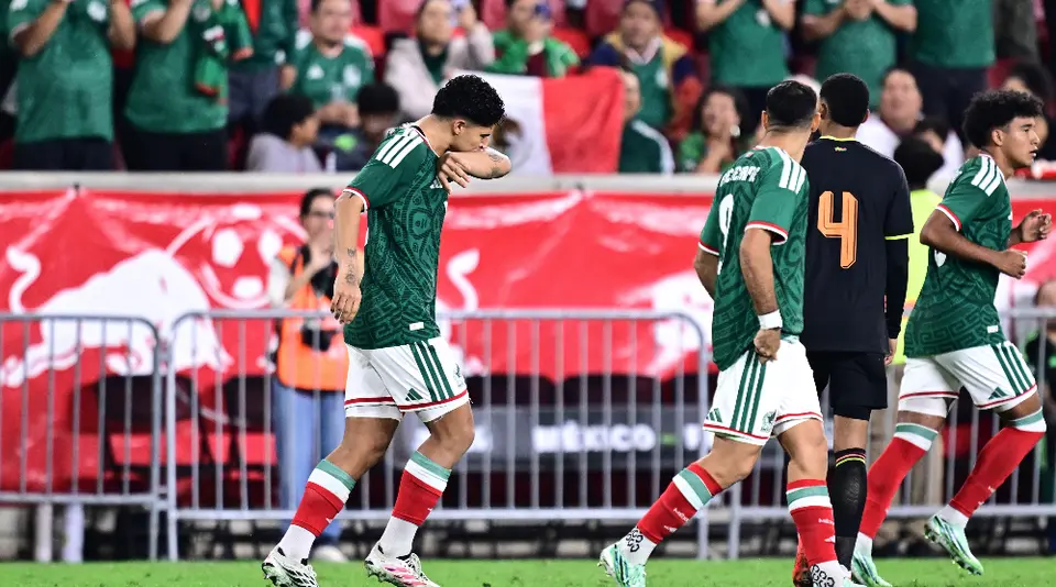 Víctor Guzmán celebra su primer gol con México | MEXSPORT