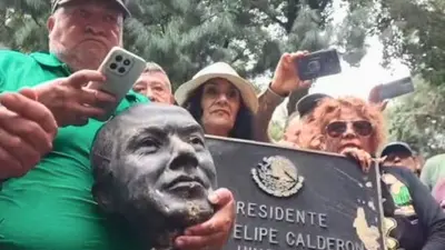 VIDEO: Decapitan estatua de Felipe Calderón en Los Pinos tras protesta