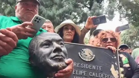 VIDEO: Decapitan estatua de Felipe Calderón en Los Pinos tras protesta