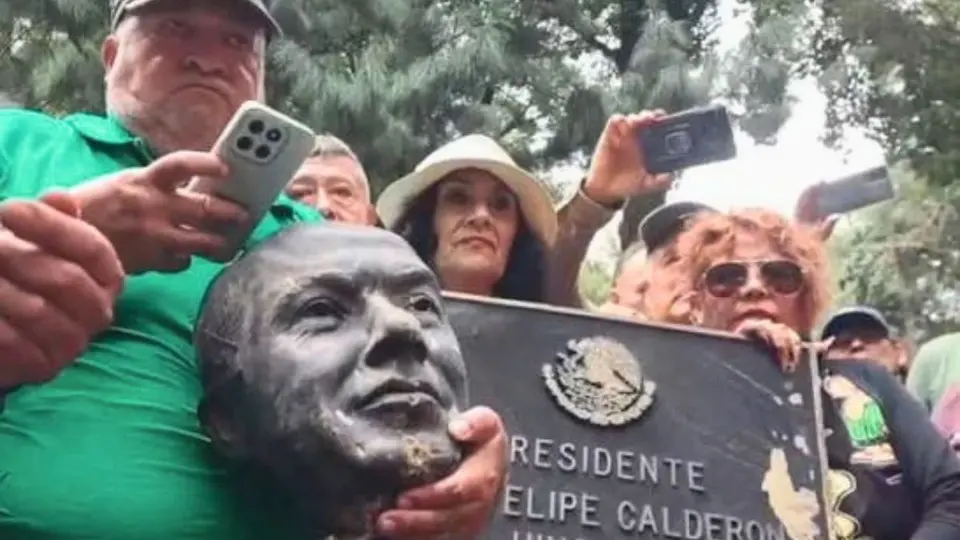 VIDEO: Decapitan estatua de Felipe Calderón en Los Pinos tras protesta