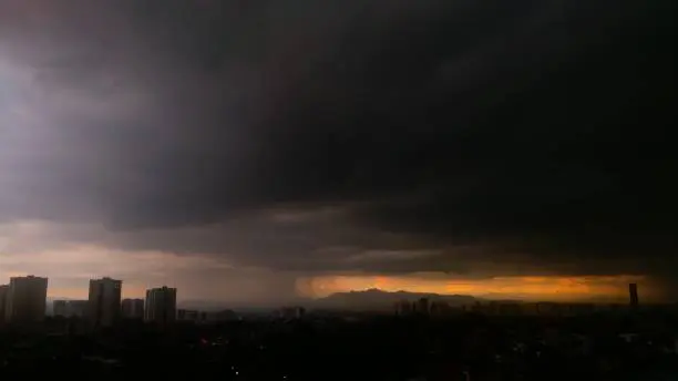 Las precipitaciones podrían provocar encharcamientos, afectaciones viales y acumulaciones de agua en distintos puntos de la capital./ Pixabay