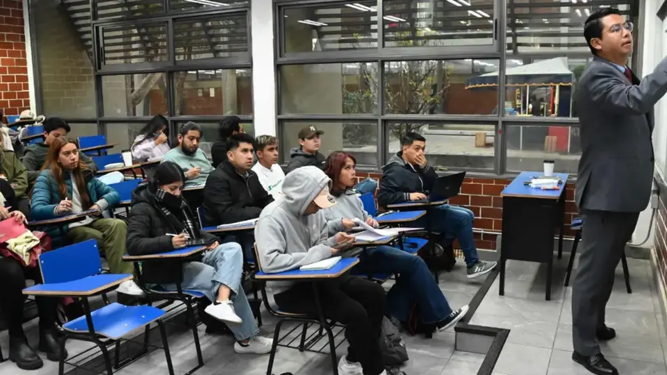 Cuatro de cada 10 jóvenes de entre 25 y 34 años en México no habían concluido la educación media superior en 2025 / CUARTOSCURO