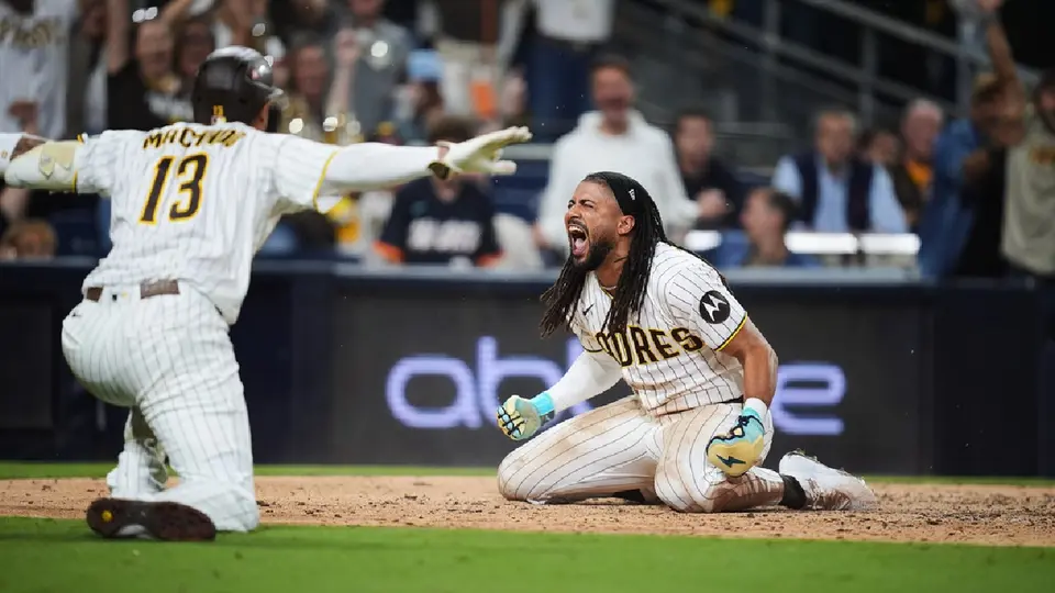 Padres aplastan 8-0 a Cachorros en el inicio de la Serie de Comodines