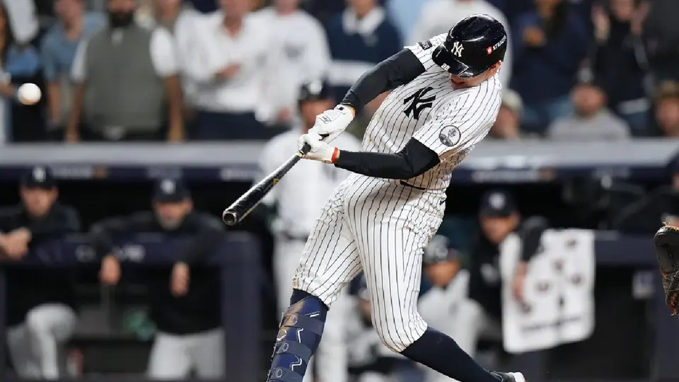 Ben Rice conectando uno de sus cuatro hits ante los Red Sox en postemporada | AP