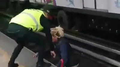 VIDEO: Mujer baja a las vías del Metro y desata movilización en CDMX