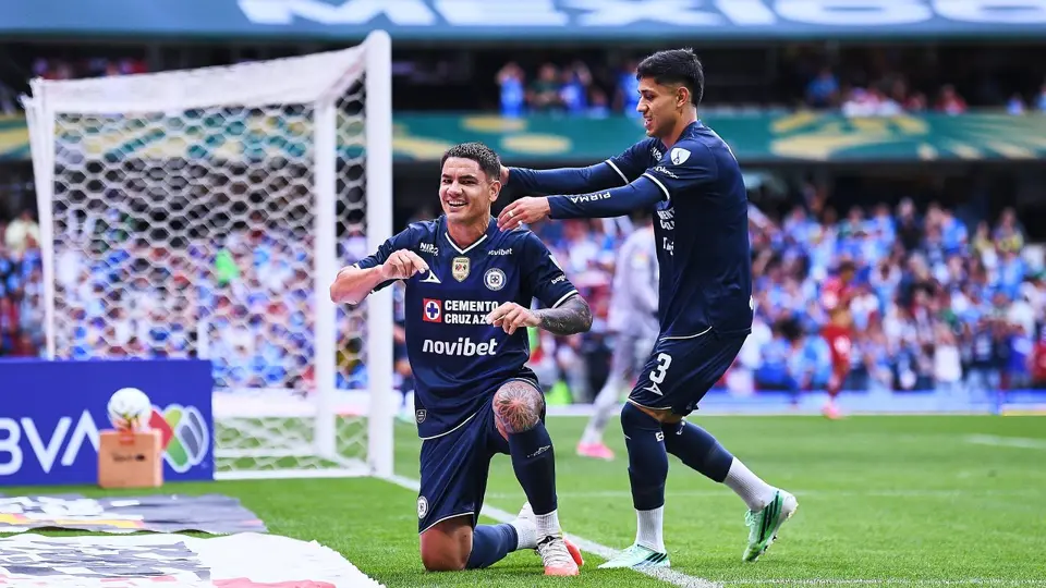 Gabriel Fernández y Omar Campos en celebración con Cruz Azul | MEXSPORT
