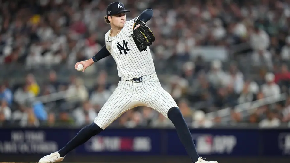 Cam Schlittler, pitcher de los Yankees, enfrentando a los Red Sox en los Playoffs | AP