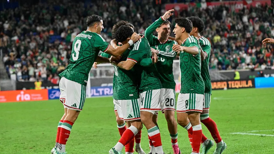 Jugadores de la Selección Mexicana celebrando gol ante Perú | MEXSPORT