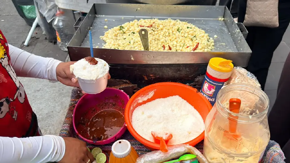 Los visitantes comieron de todo sin dejar de lado los clásicos esquites / Gina Sánchez