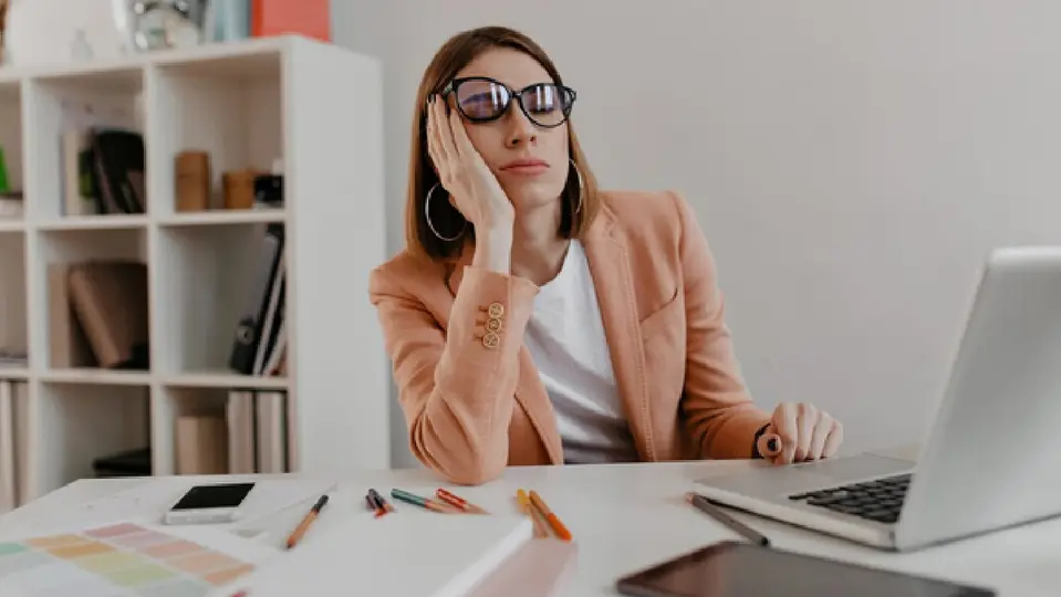 La OMS incluye al burnout o desgaste profesional como un fenómeno ocupacional y no como una condición médica / Magnific
