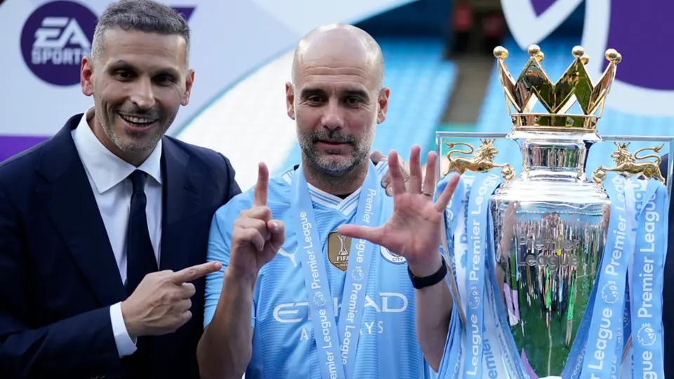 Pep Guardiola celebra tras ganar la Premier League con Manchester City | AP