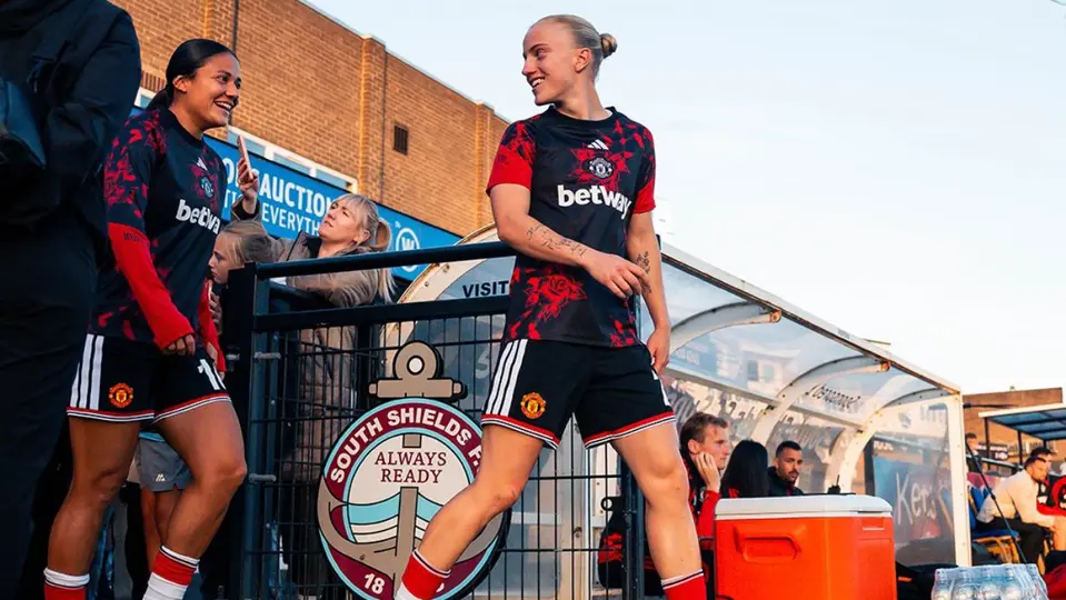 Rebeca Bernal en calentamiento previo al partido contra Durham | X: @ManUtdWomen