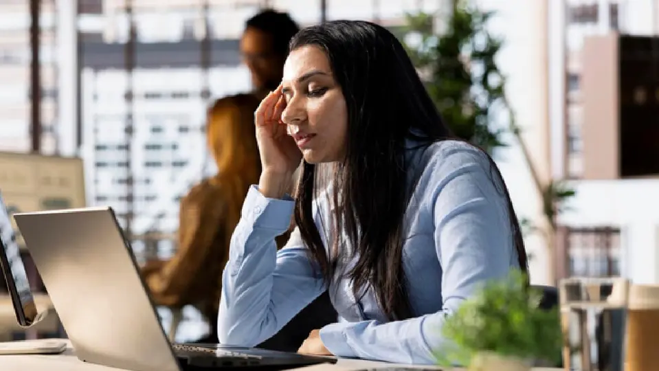 La primera diferencia importante es que el término burnout se aplica específicamente al contexto laboral / Magnific
