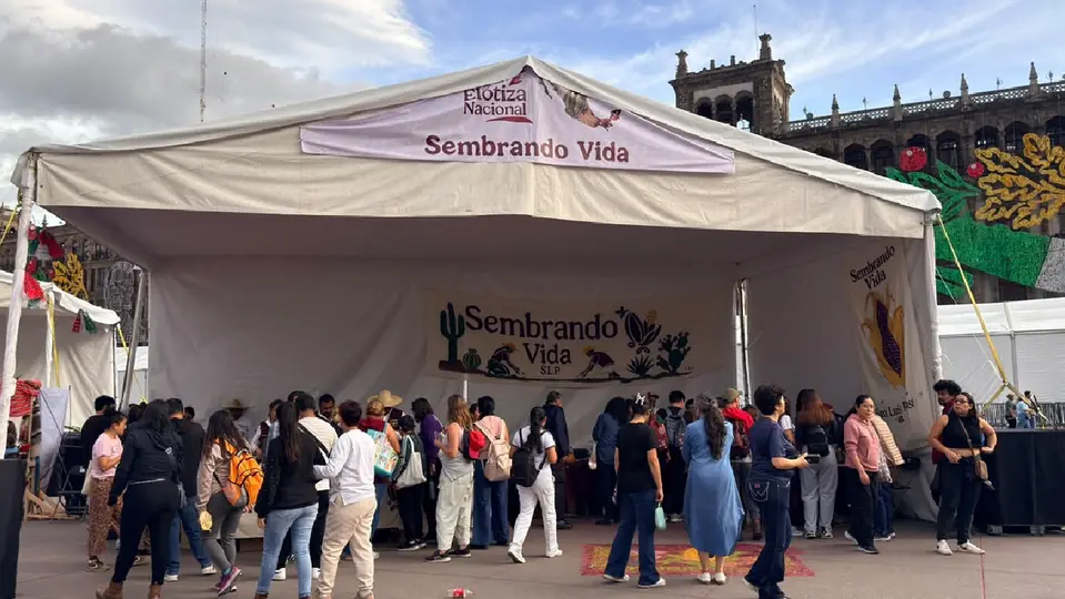 Desde las 11 de la mañana, la gente empezó a disfruta de todo tipo de variedad de elotes / Gina Sánchez