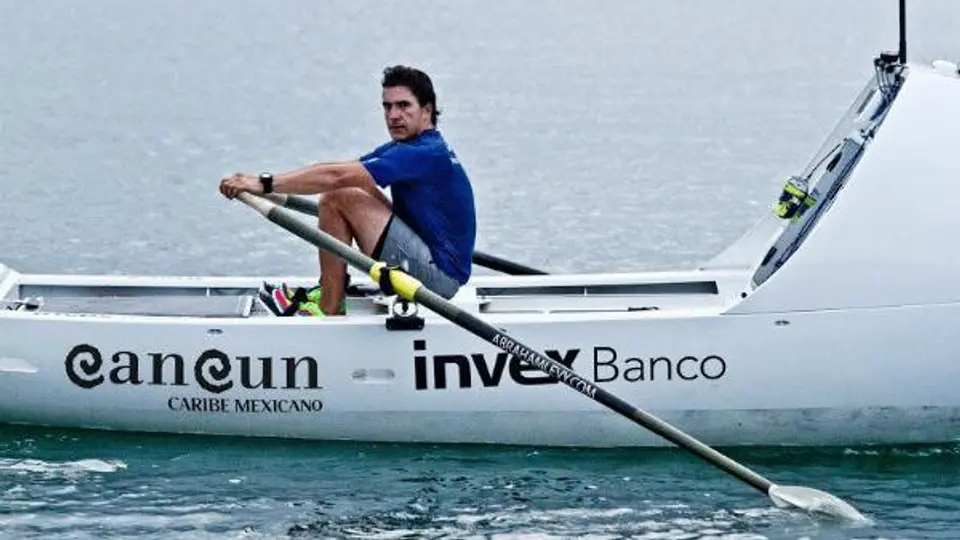 Mexicano inicia travesía de España a Cancún en remo