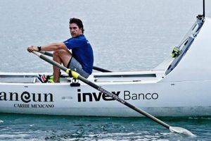 Mexicano inicia travesía de España a Cancún en remo