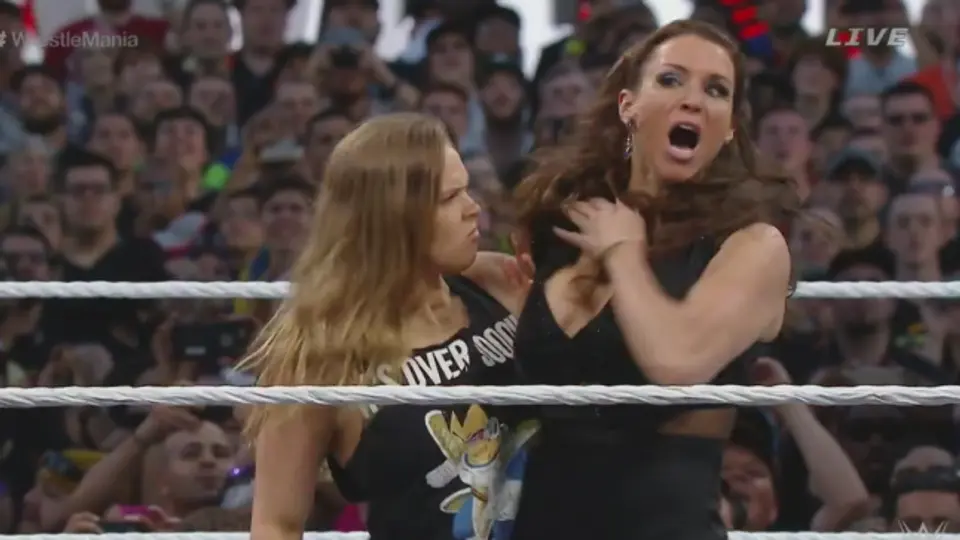 La Roca y Ronda atacan a Steph y Triple H