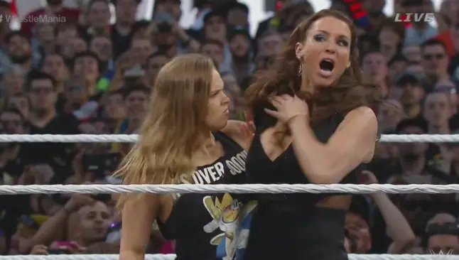 La Roca y Ronda atacan a Steph y Triple H