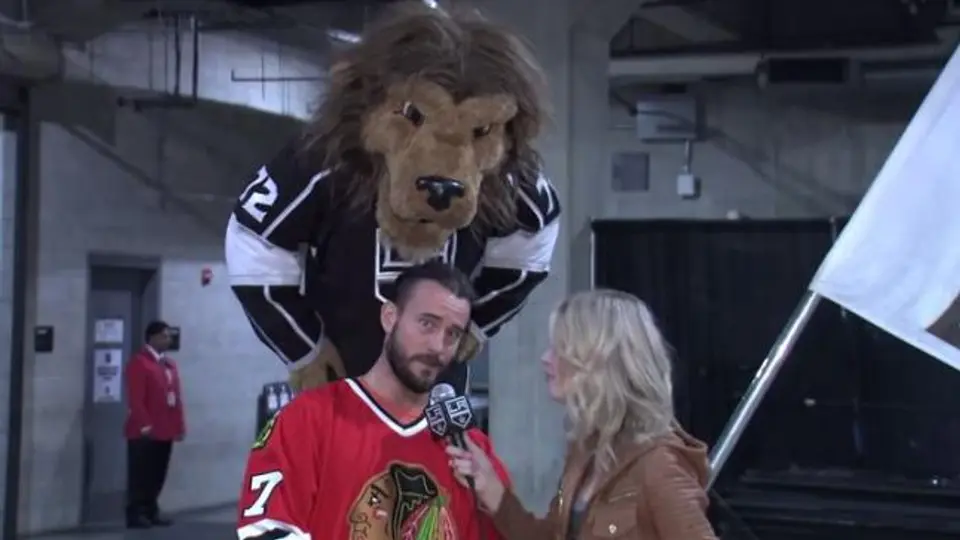 Mascota de los LA Kings de la NHL golpea a CM Punk