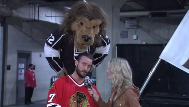 Mascota de los LA Kings de la NHL golpea a CM Punk