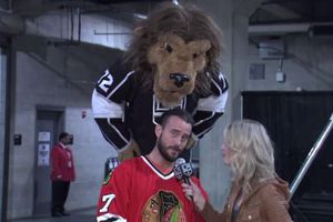Mascota de los LA Kings de la NHL golpea a CM Punk