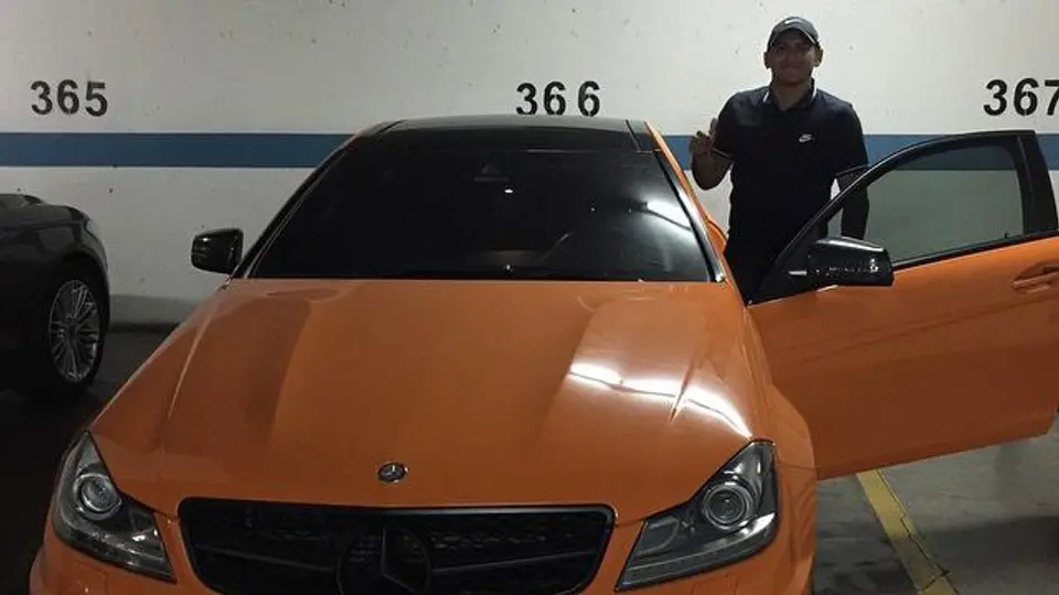 Humberto Suazo adquiere nuevo auto y lo presume en redes